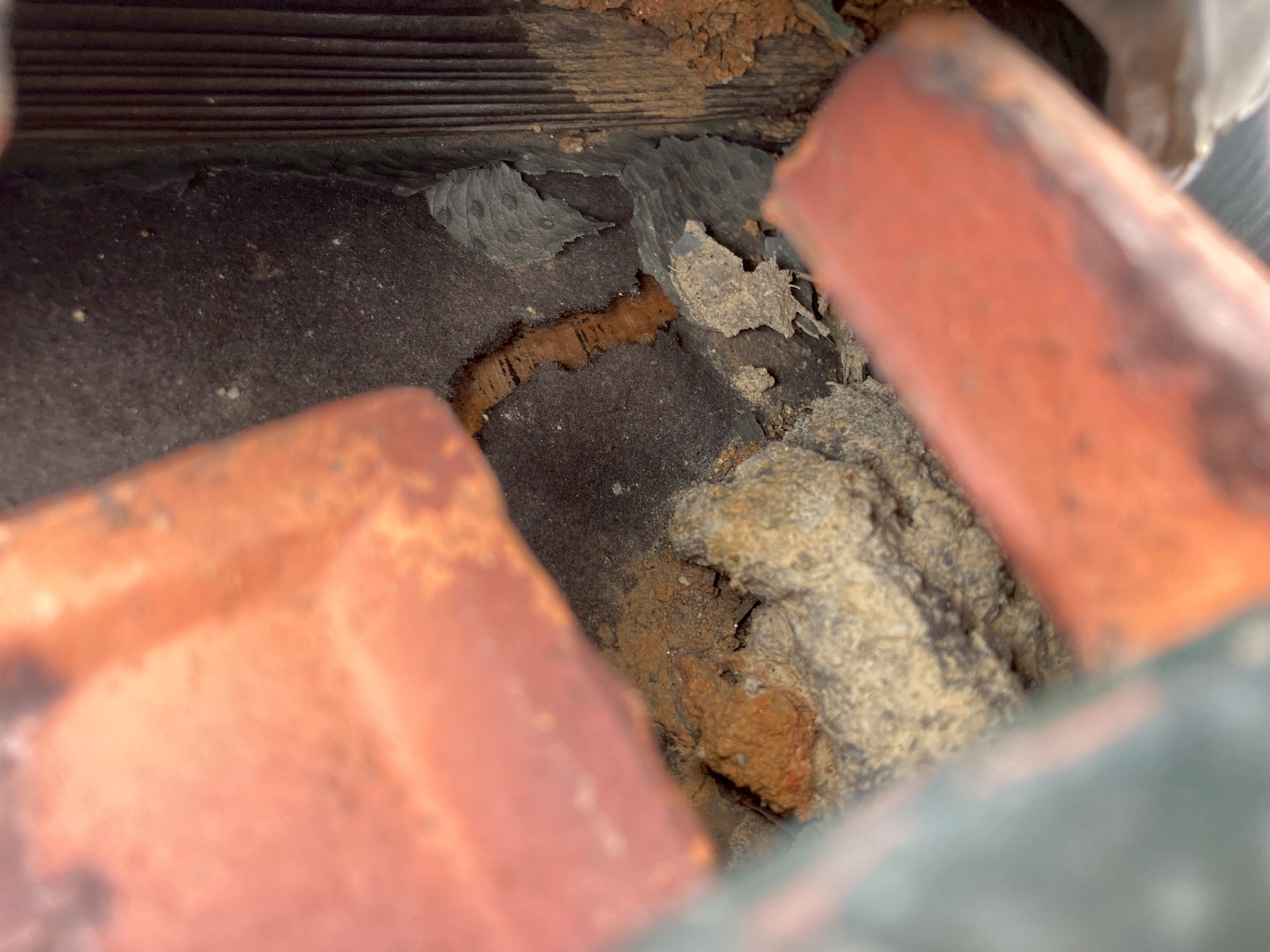 瓦の隙間から下地が見える